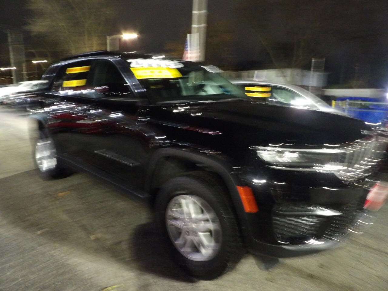 Used 2023 Jeep Grand Cherokee Laredo image 3