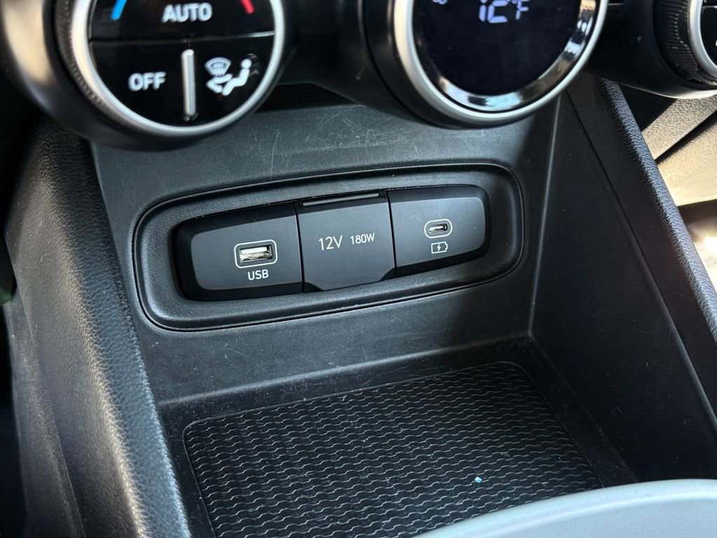 Used 2023 Hyundai Venue SEL image 25