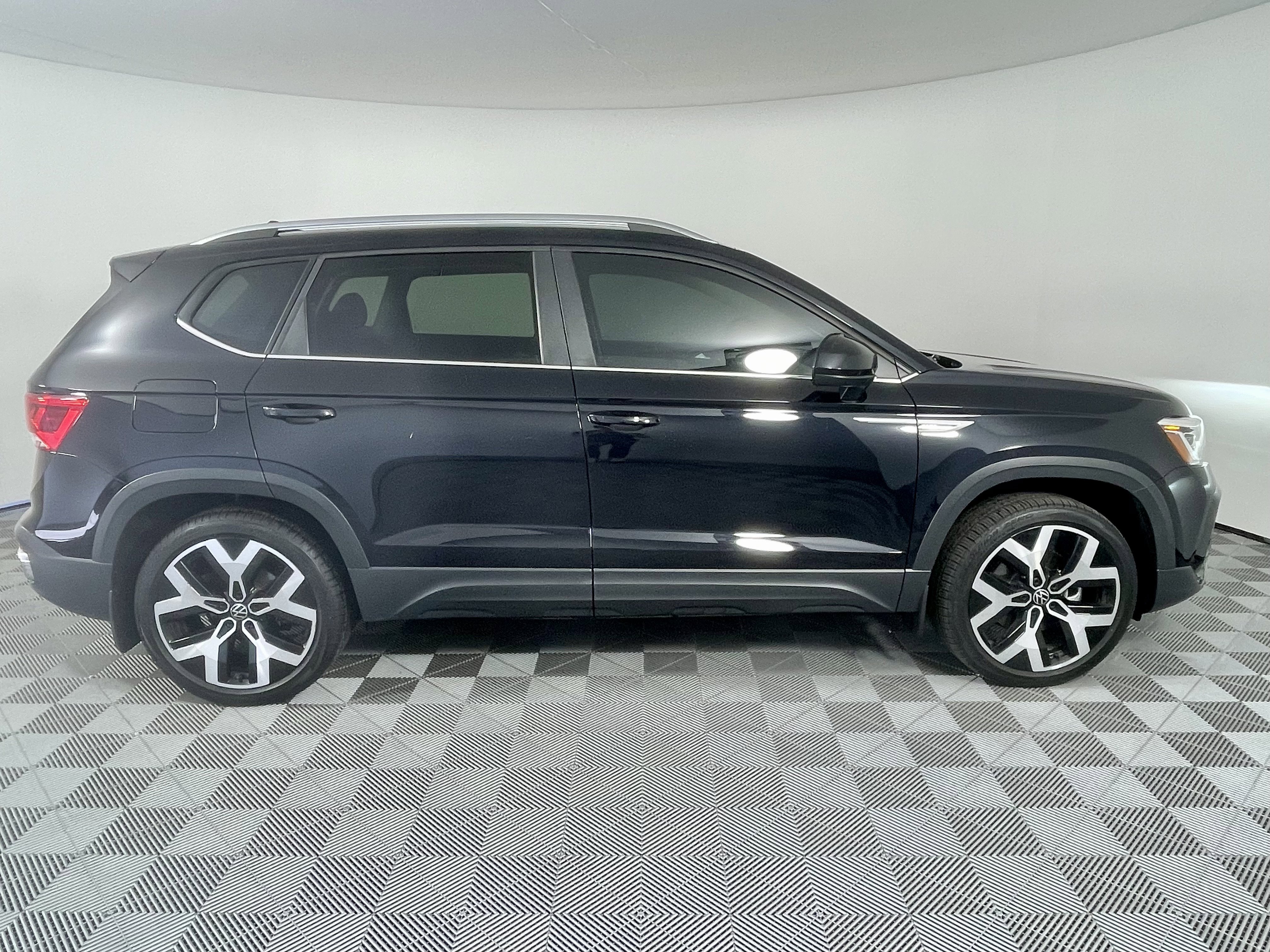 Used 2023 Volkswagen Taos SEL image 6