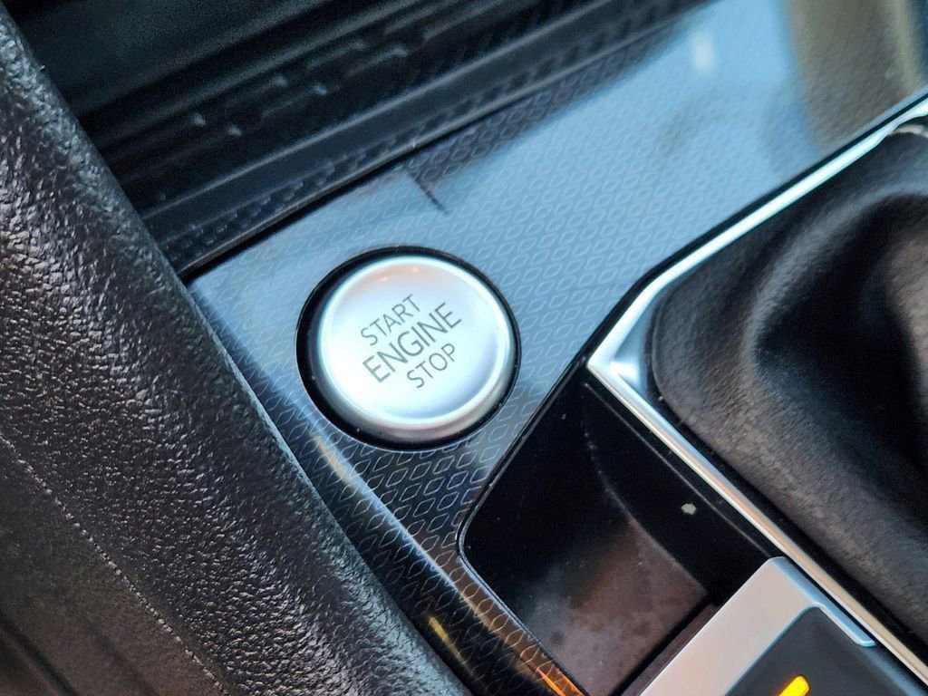 Used 2025 Volkswagen Taos SE image 15