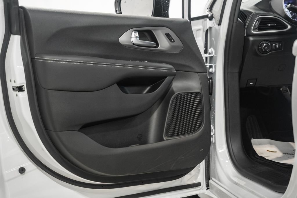 New 2026 Chrysler Pacifica Select image 38
