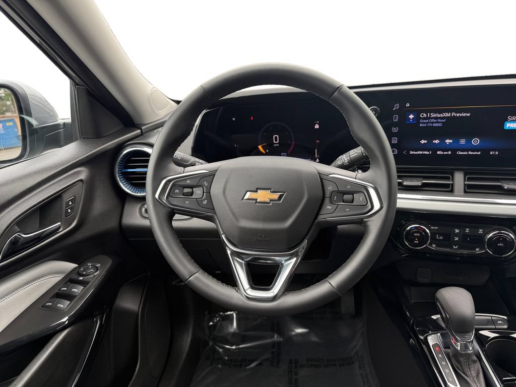 Used 2025 Chevrolet Trax LT w/ LT Convenience Package FWD image 12