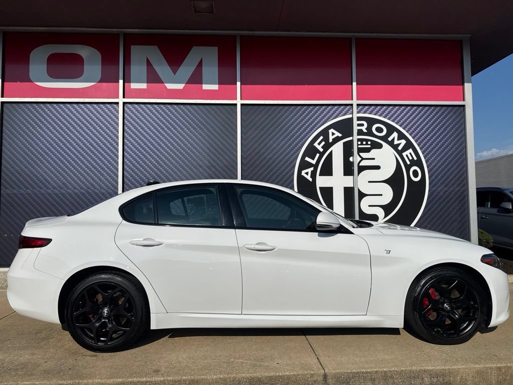 Used 2022 Alfa Romeo Giulia Ti AWD/4WD image 4