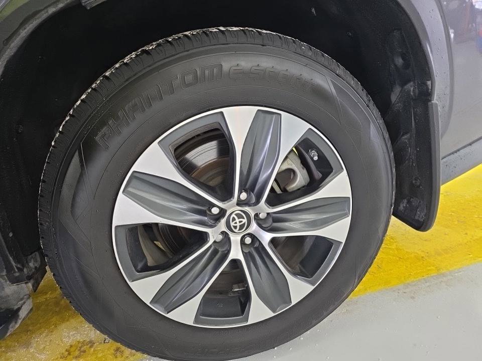 Used 2021 Toyota Highlander XLE image 11