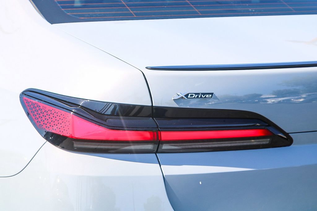 Used 2025 BMW 760i xDrive image 9