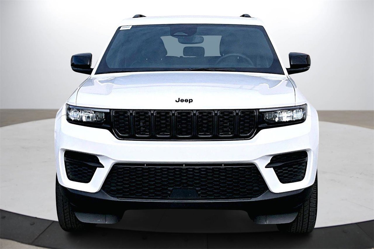 Used 2024 Jeep Grand Cherokee Altitude image 3