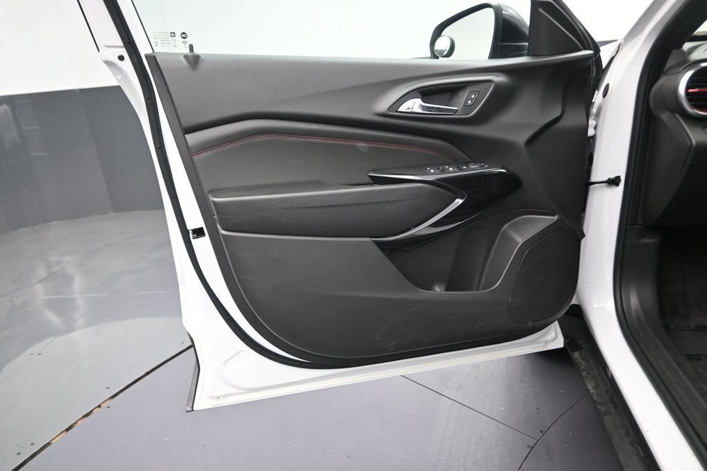 Used 2025 Chevrolet Trax RS FWD image 11