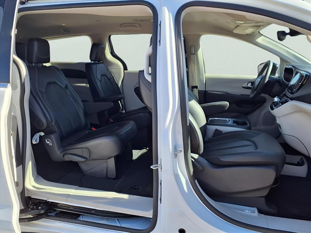 Used 2024 Chrysler Pacifica Touring-L image 14