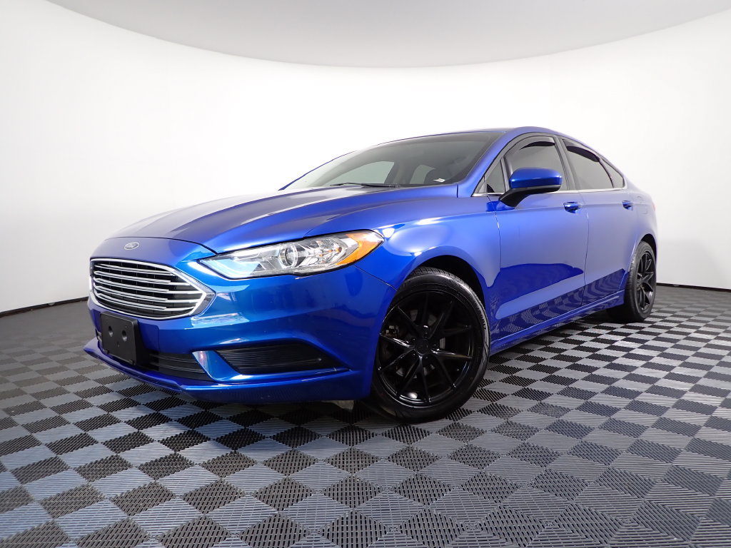 Used 2017 Ford Fusion SE w/ Fusion SE Technology Package FWD image 2
