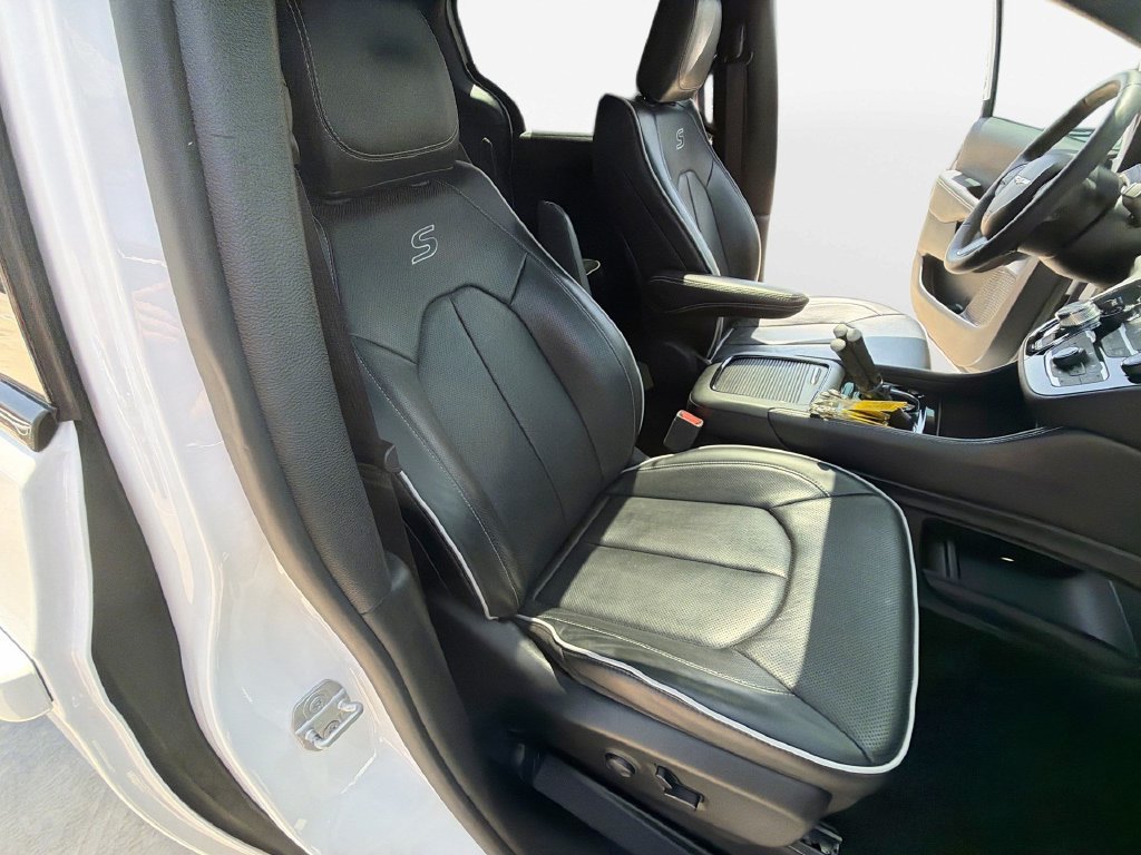Used 2025 Chrysler Pacifica Limited FWD image 28
