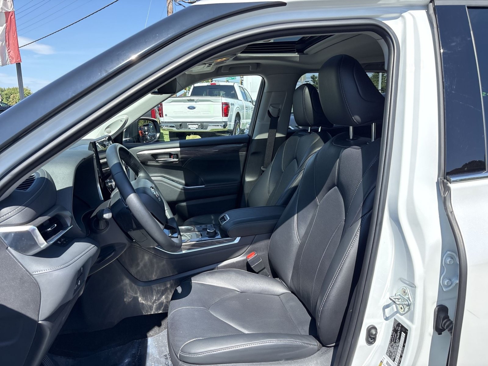 Used 2025 Toyota Highlander Limited AWD/4WD image 13