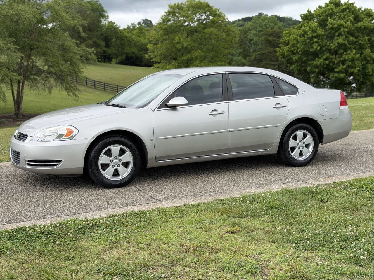 Used 2008 Chevrolet Impala LT FWD image 2