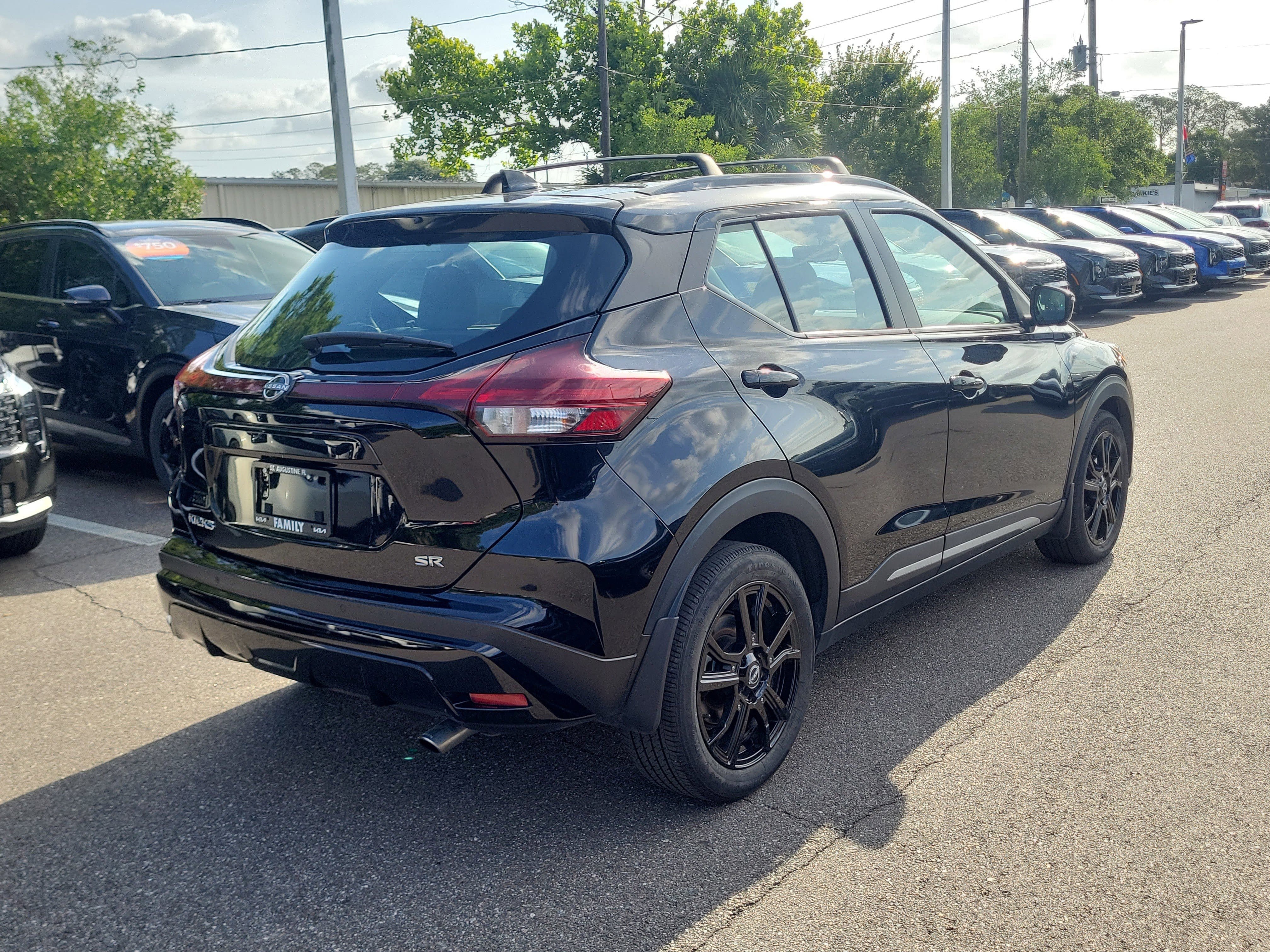 Used 2023 Nissan Kicks SR w/ SR Premium Package FWD image 6