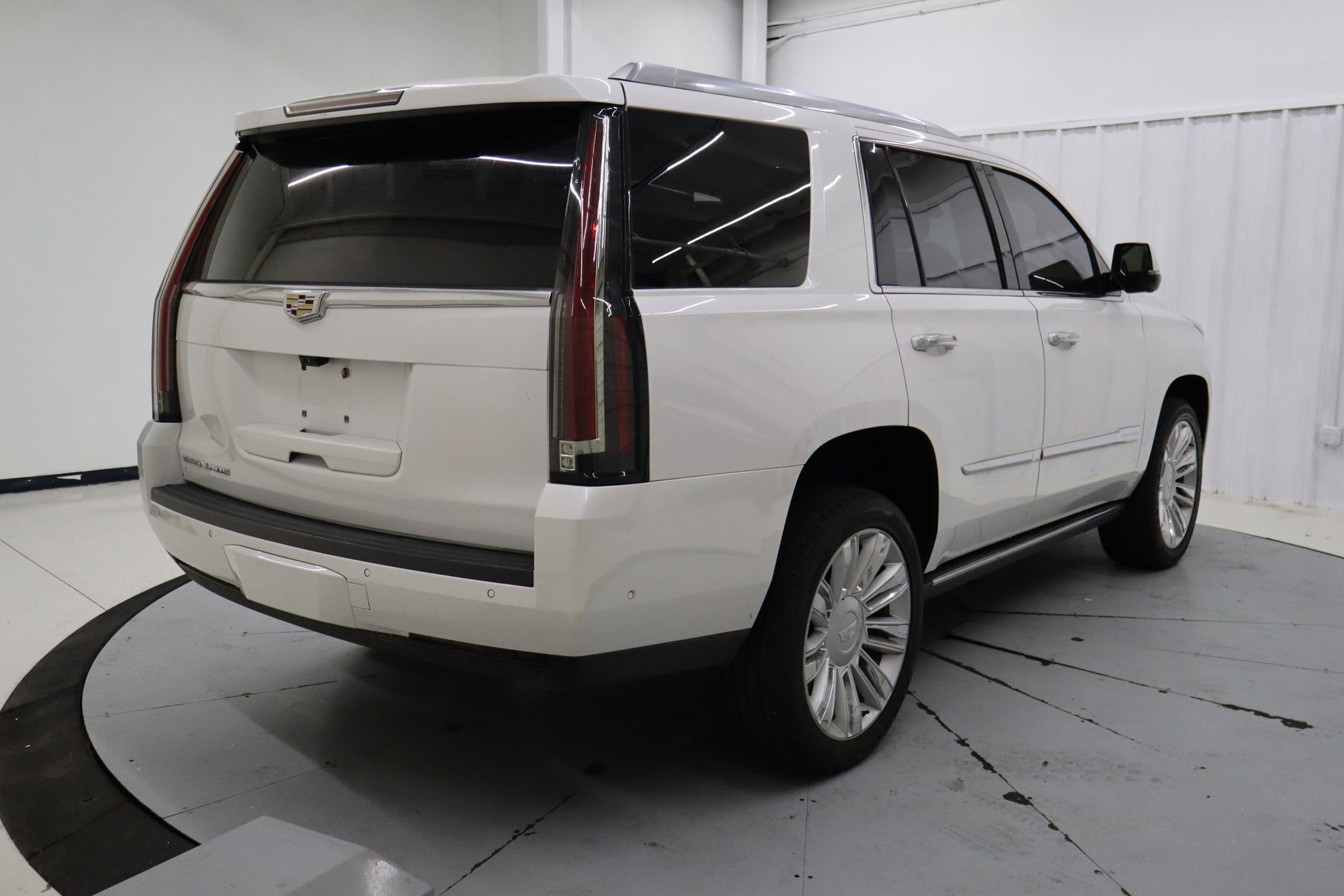 Used 2020 Cadillac Escalade Platinum image 4