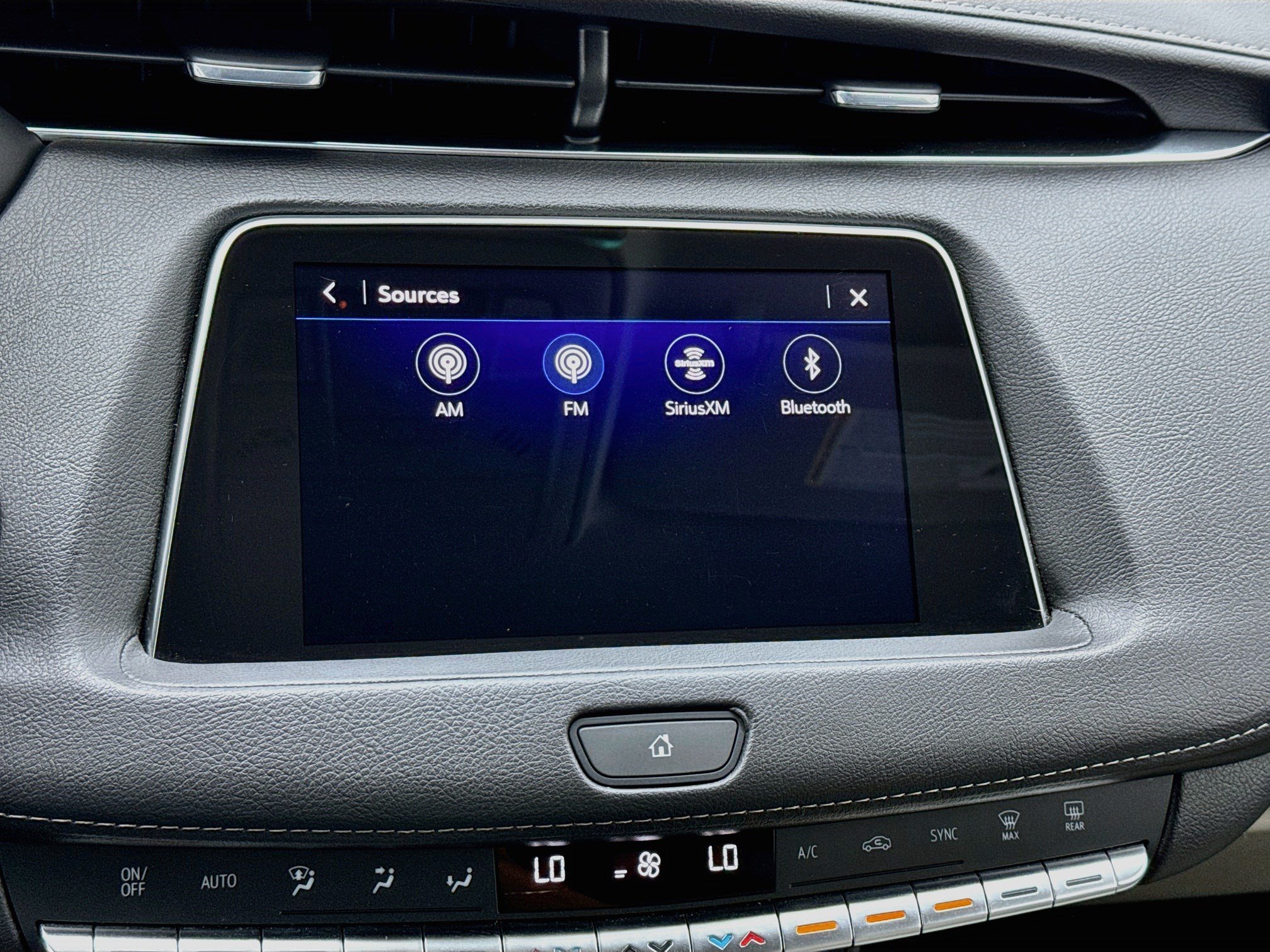 Used 2022 Cadillac XT4 Luxury w/ Driver Awareness Package FWD image 11