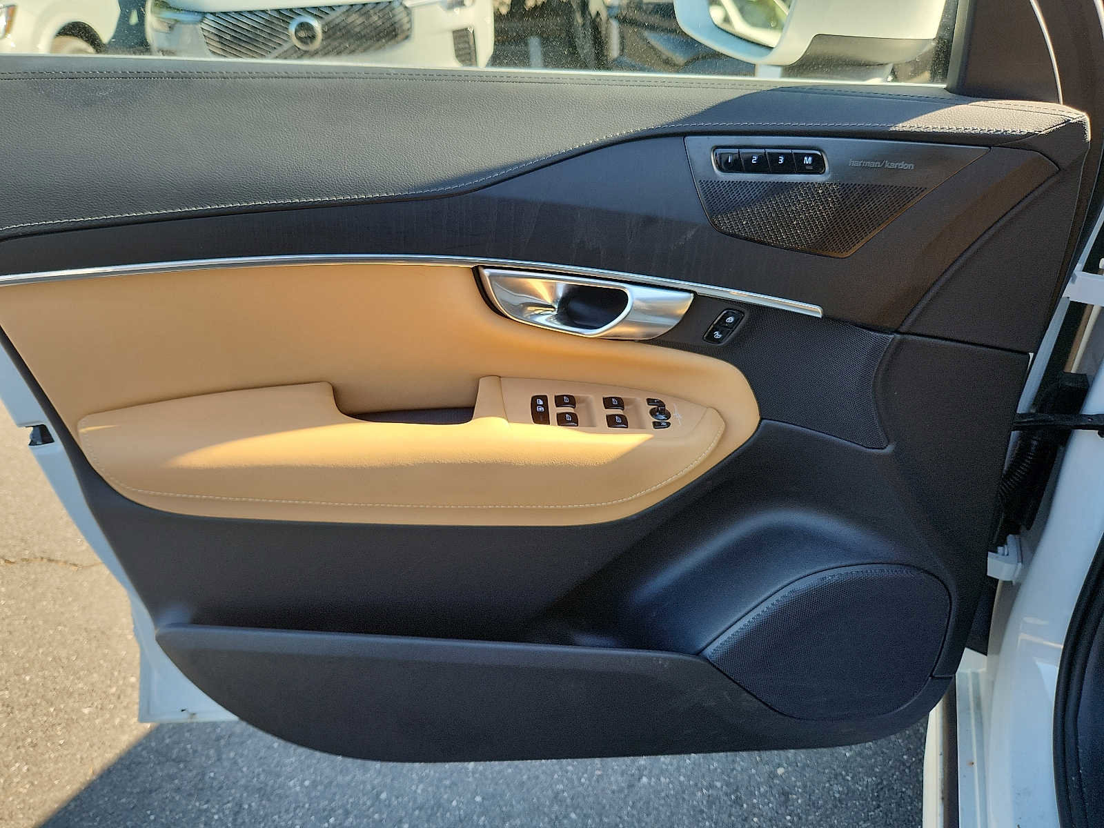 Certified 2024 Volvo XC90 T8 Ultimate w/ Protection Package Premier AWD/4WD image 12