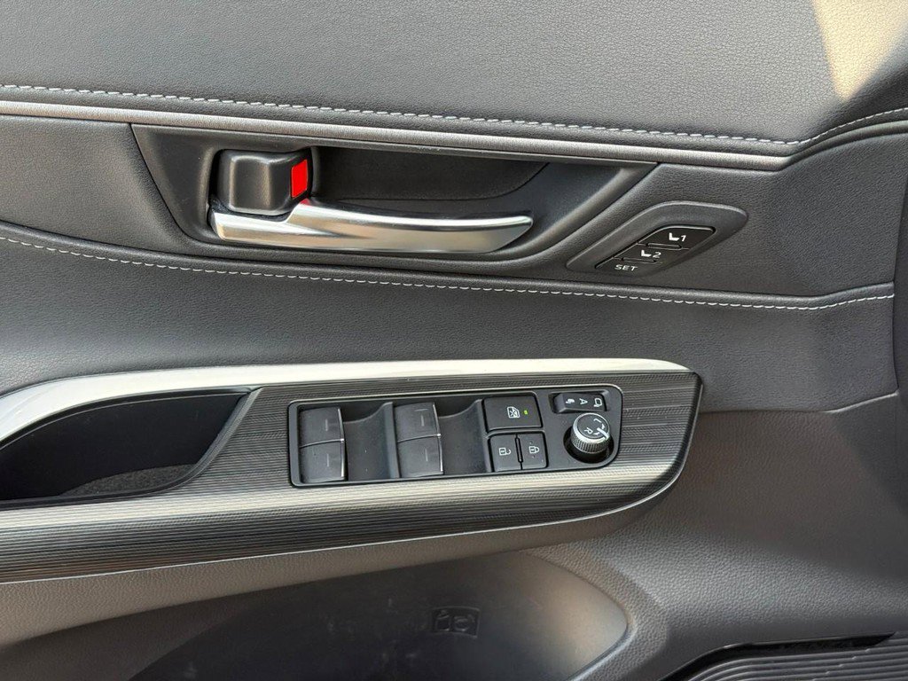 Used 2023 Toyota Venza XLE image 18