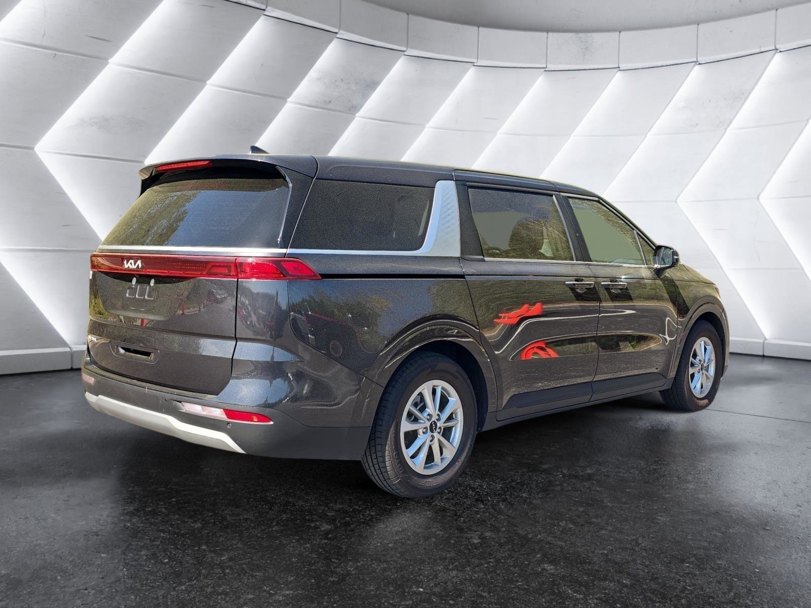Used 2024 Kia Carnival LX image 5