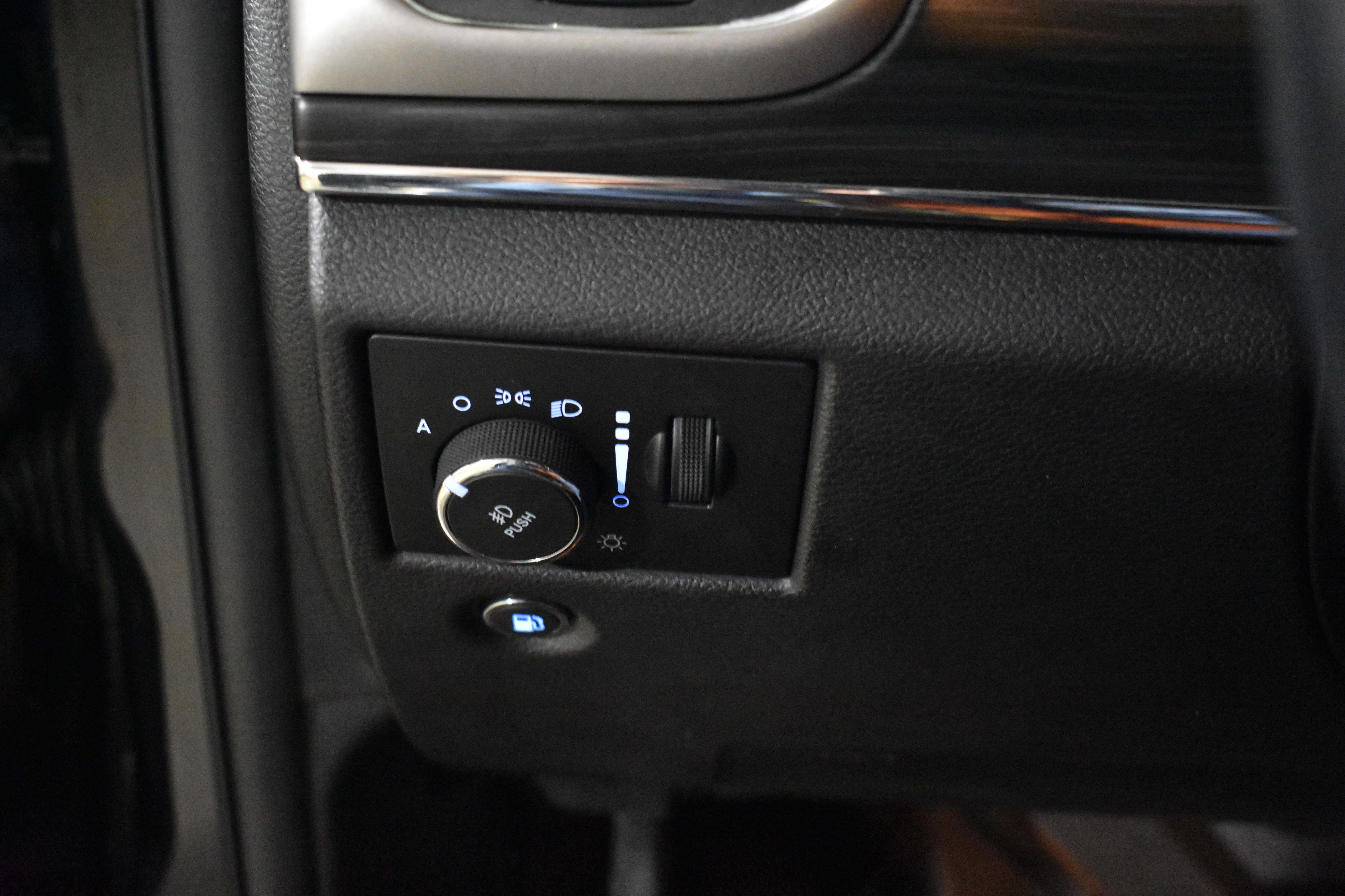 Used 2020 Jeep Grand Cherokee Limited w/ Trailer Tow Group IV image 19