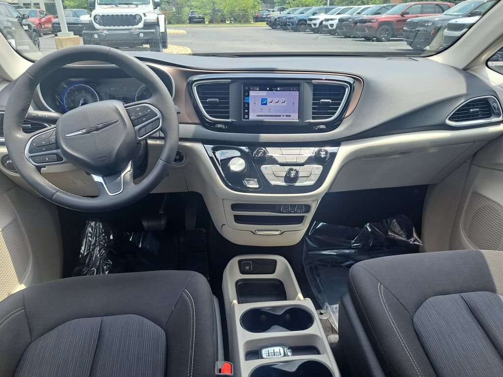 Certified 2023 Chrysler Voyager LX FWD image 11