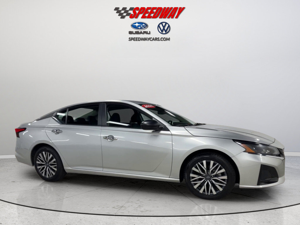 Used 2025 Nissan Altima 2.5 SV FWD image 3