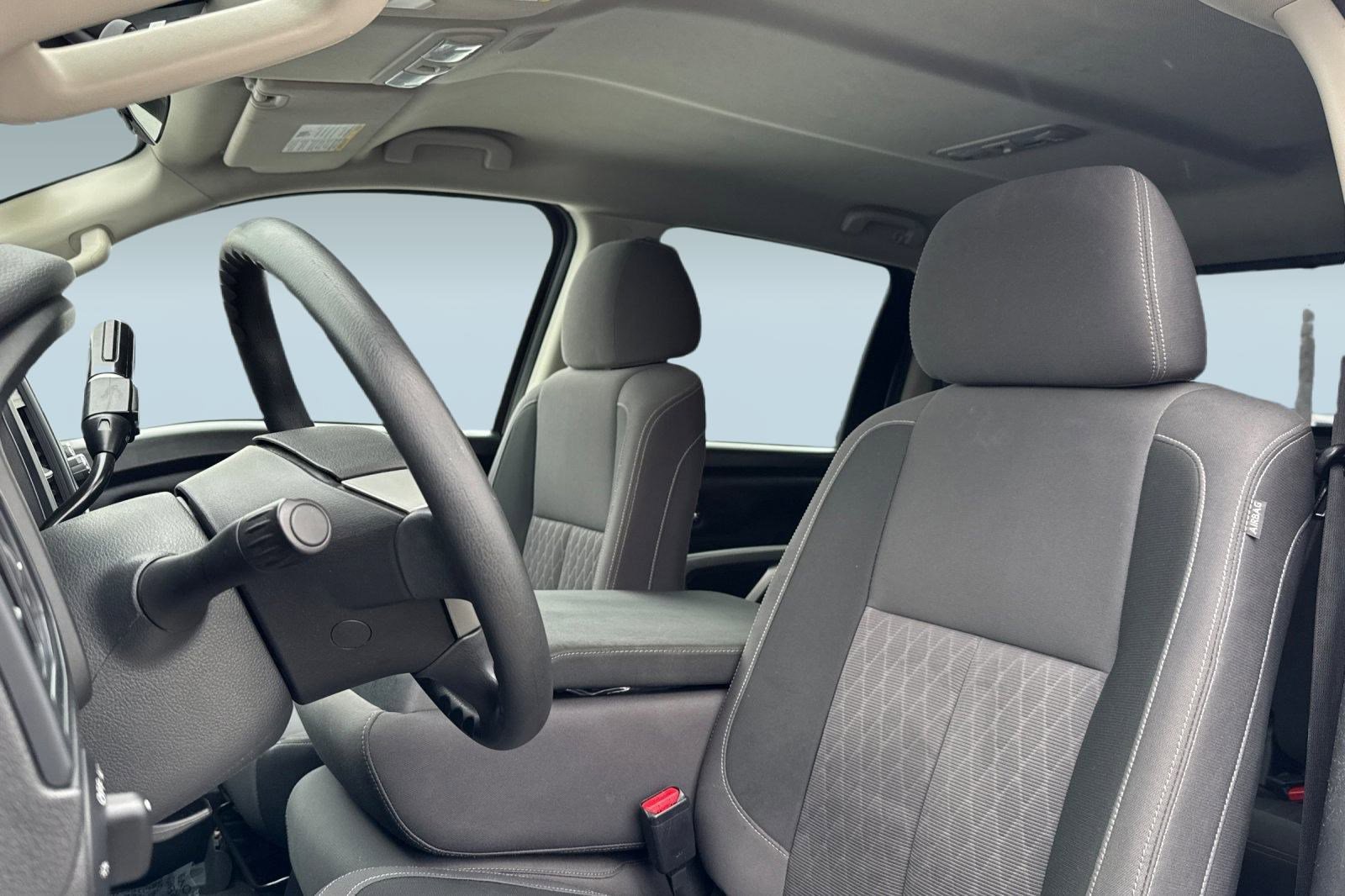 Used 2023 Nissan Titan SV image 19