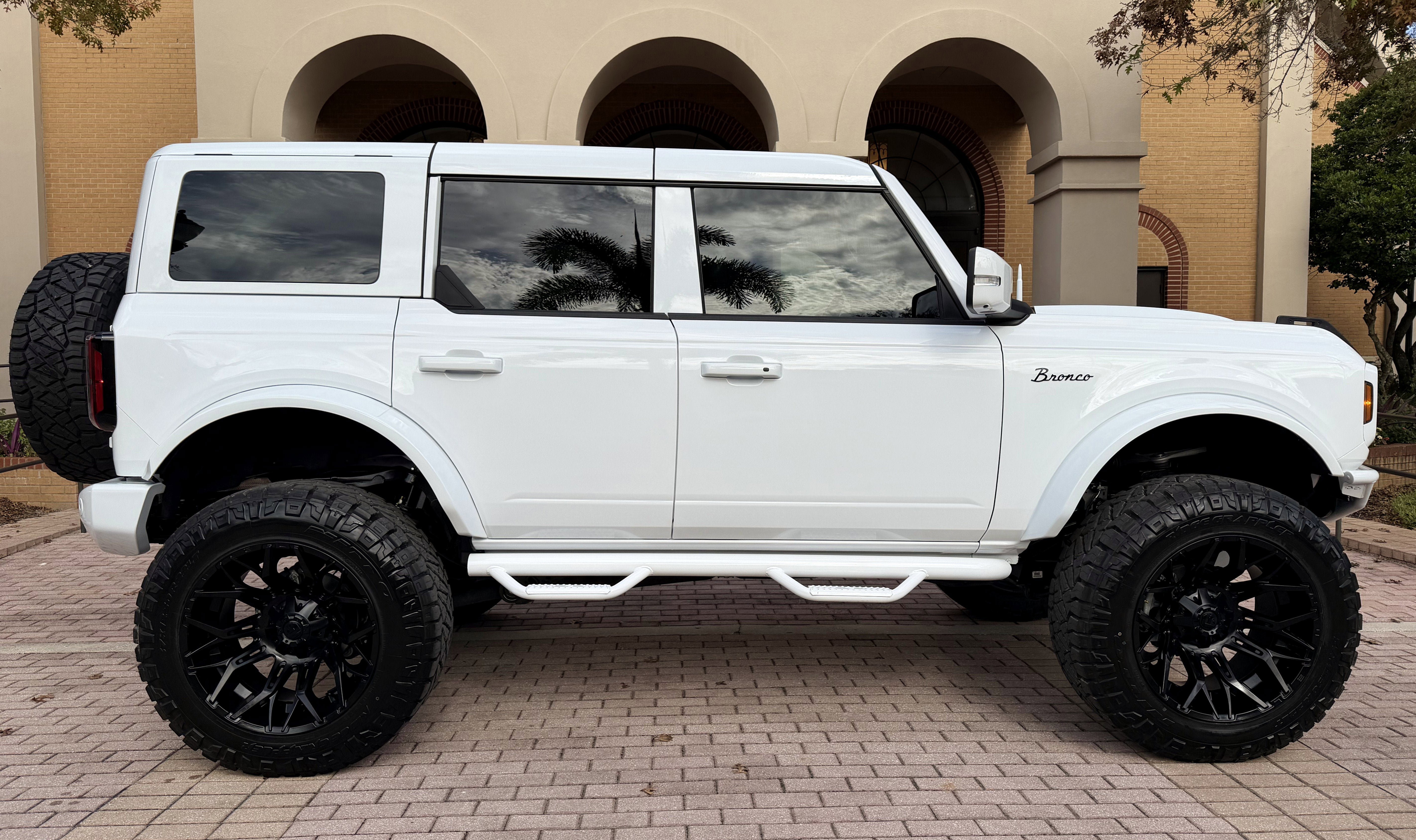 Used 2025 Ford Bronco Outer Banks AWD/4WD image 3