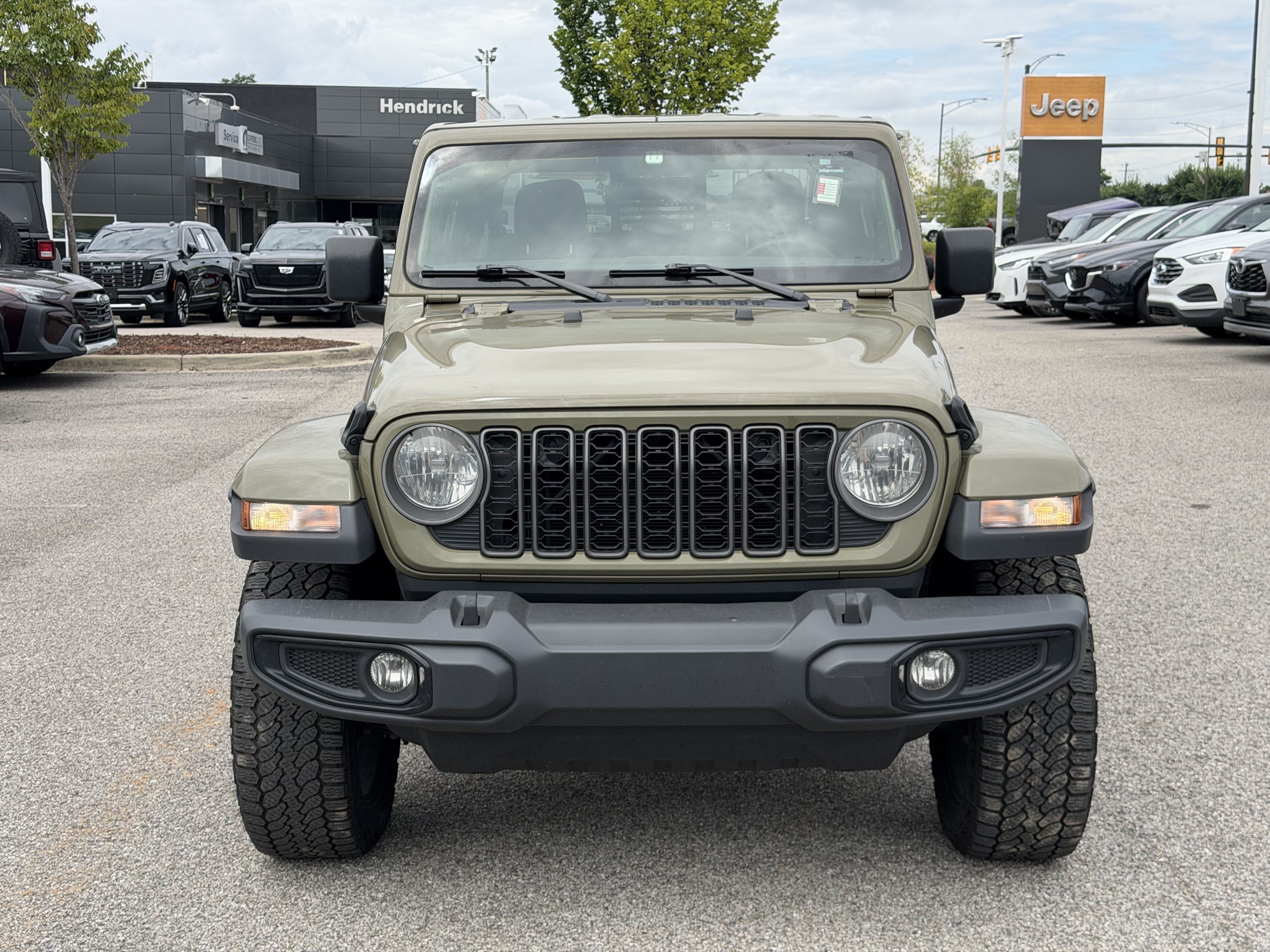 Used 2025 Jeep Gladiator Sport AWD/4WD image 3