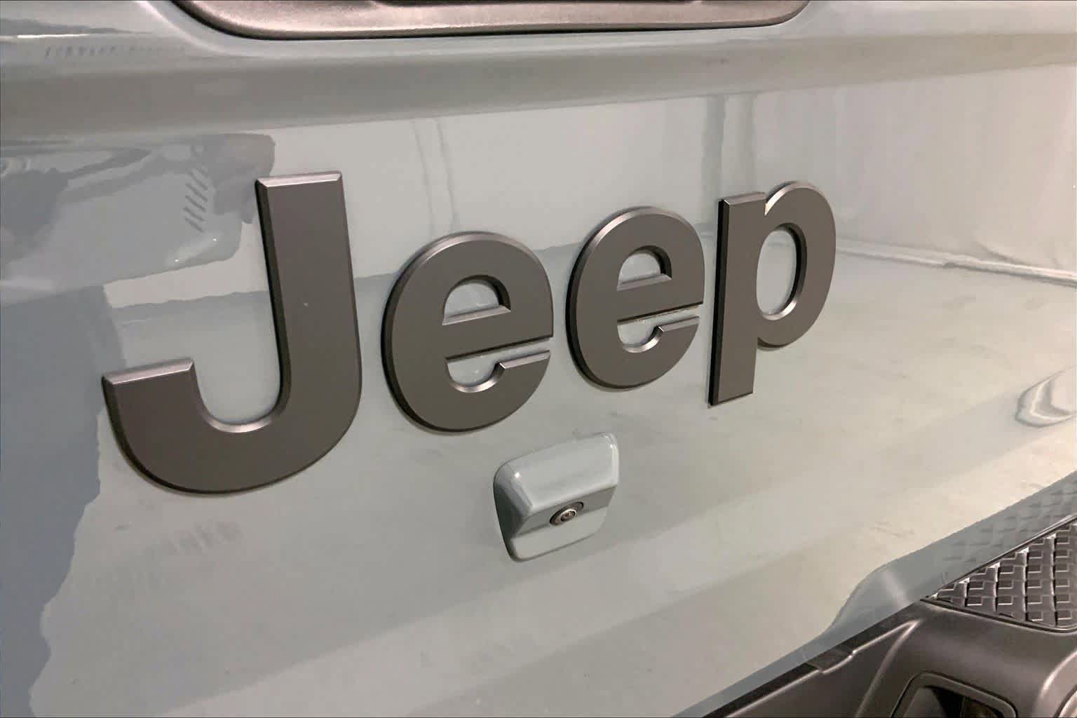 Used 2025 Jeep Gladiator Sport w/ Premium Package image 29