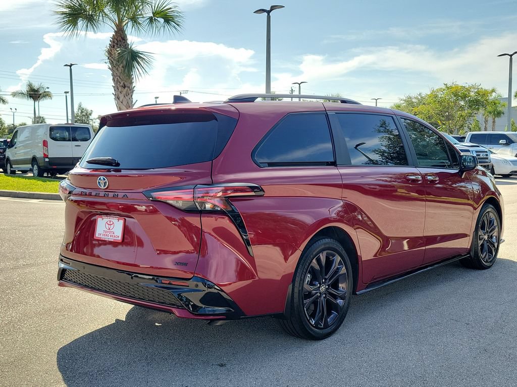 Used 2025 Toyota Sienna XSE FWD image 4