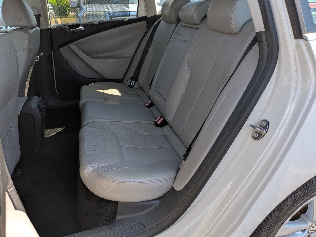 Used 2008 Volkswagen Passat 2.0T FWD image 30