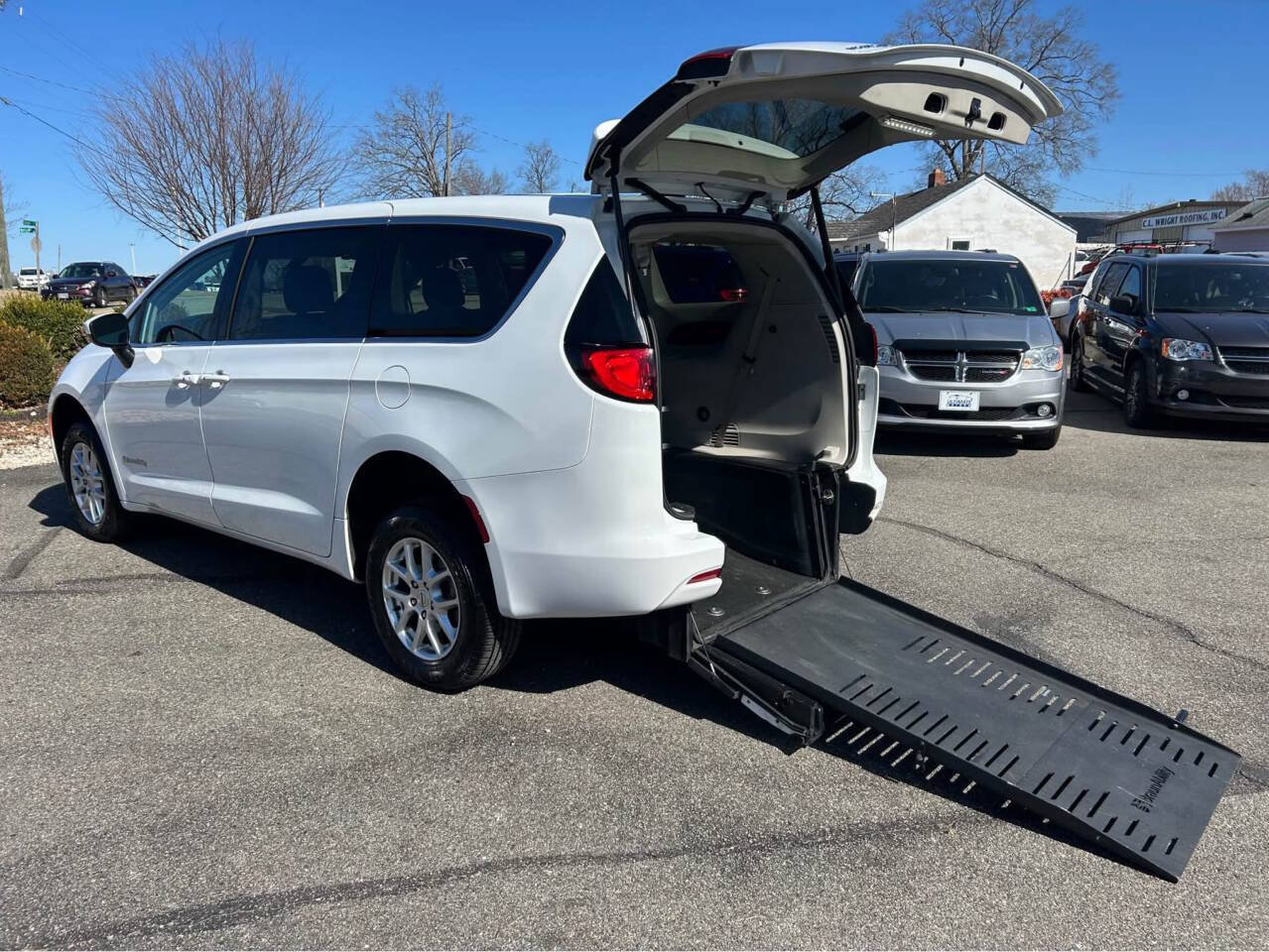 Used 2023 Chrysler Voyager LX FWD image 1