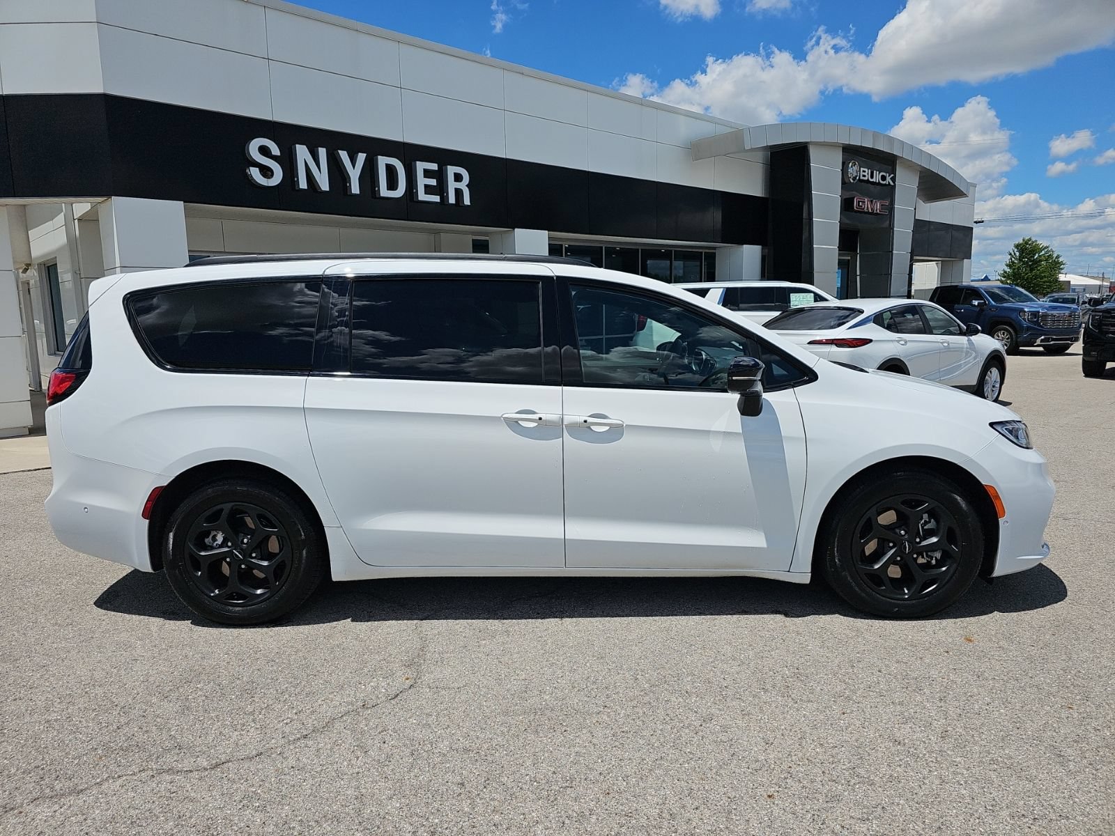 Used 2024 Chrysler Pacifica Premium FWD image 1