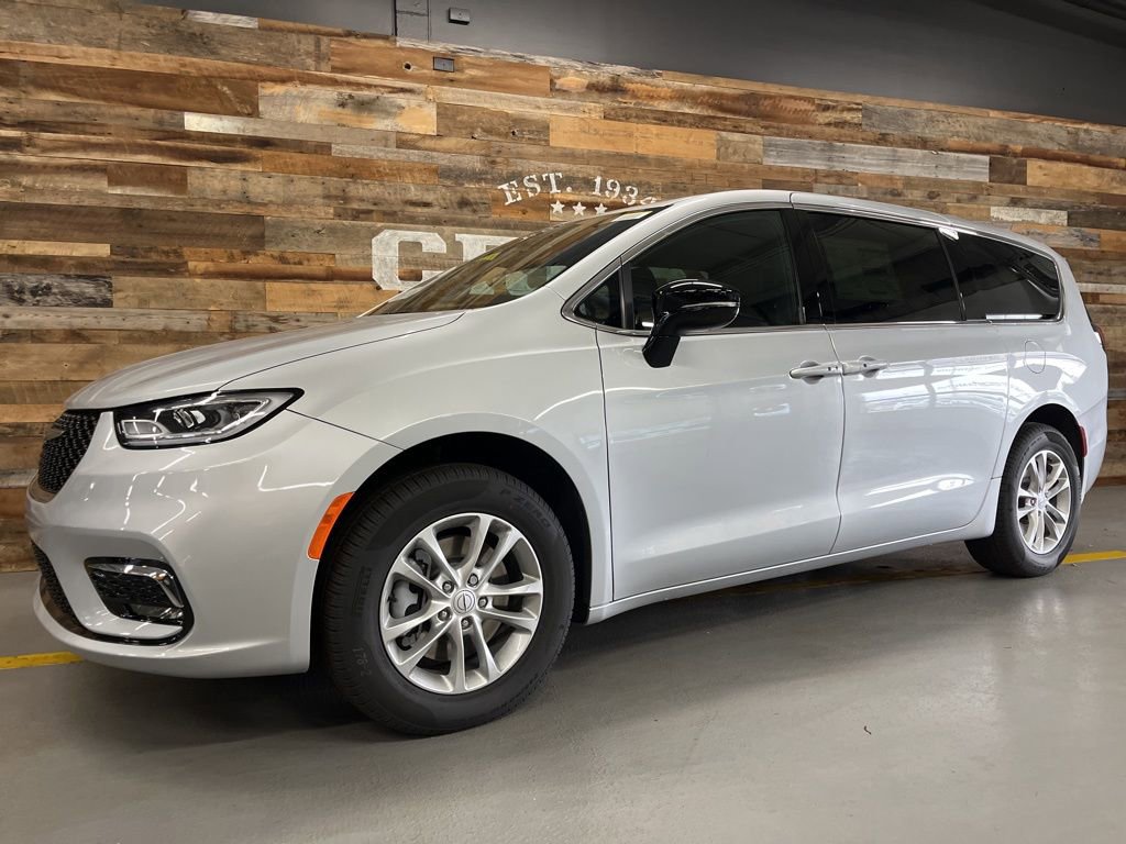 New 2026 Chrysler Pacifica Select image 13