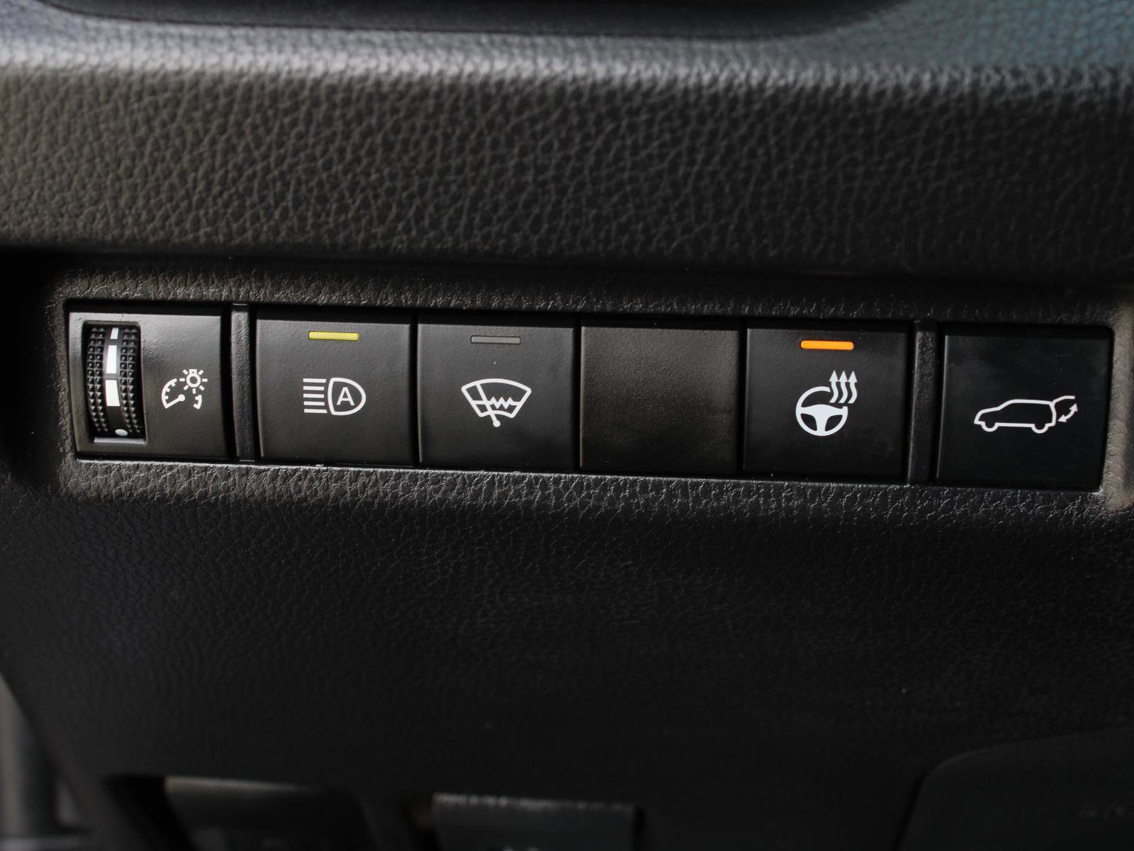 Used 2021 Toyota RAV4 XLE Premium image 12