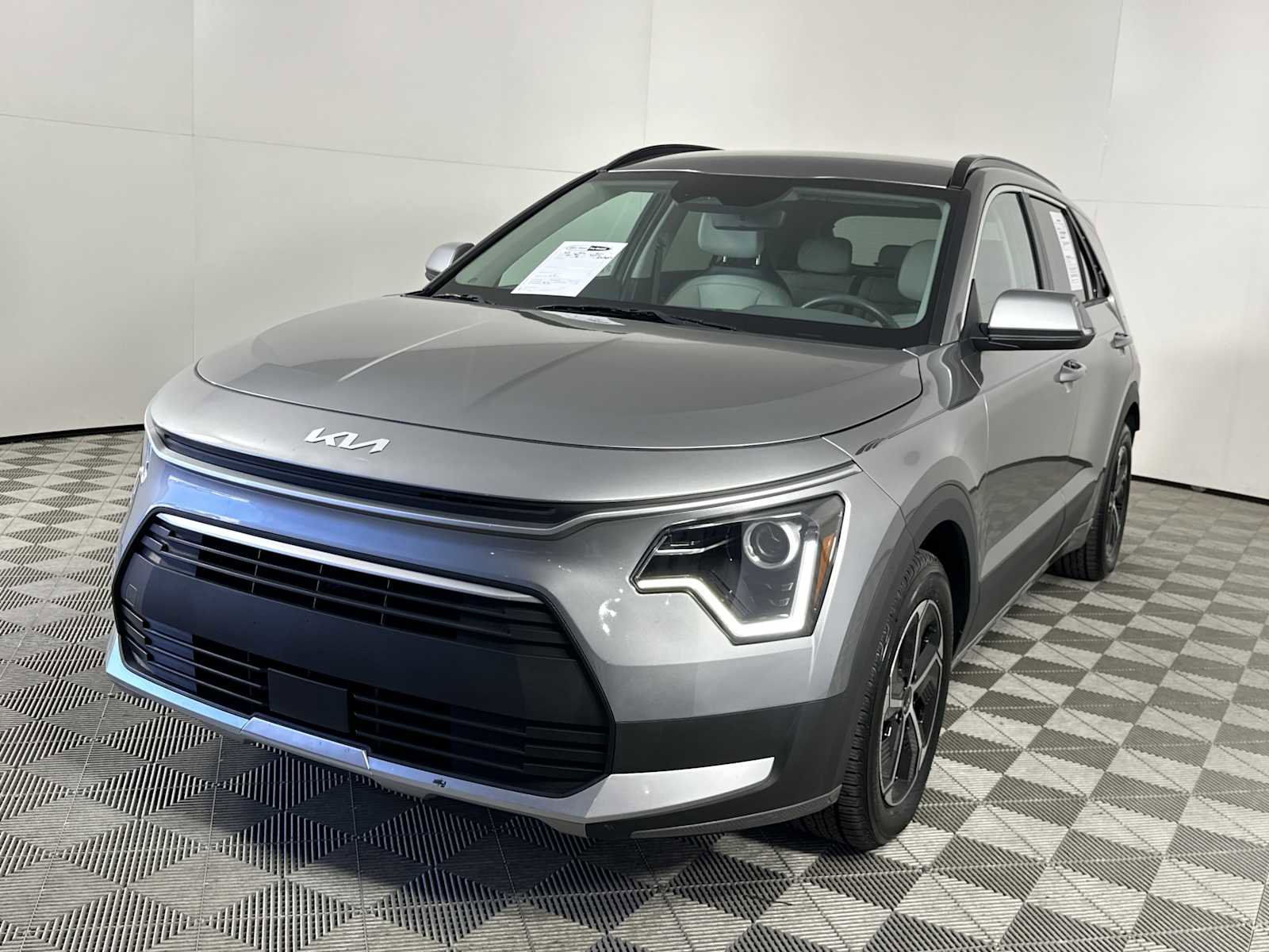 Used 2023 Kia Niro EX FWD image 4
