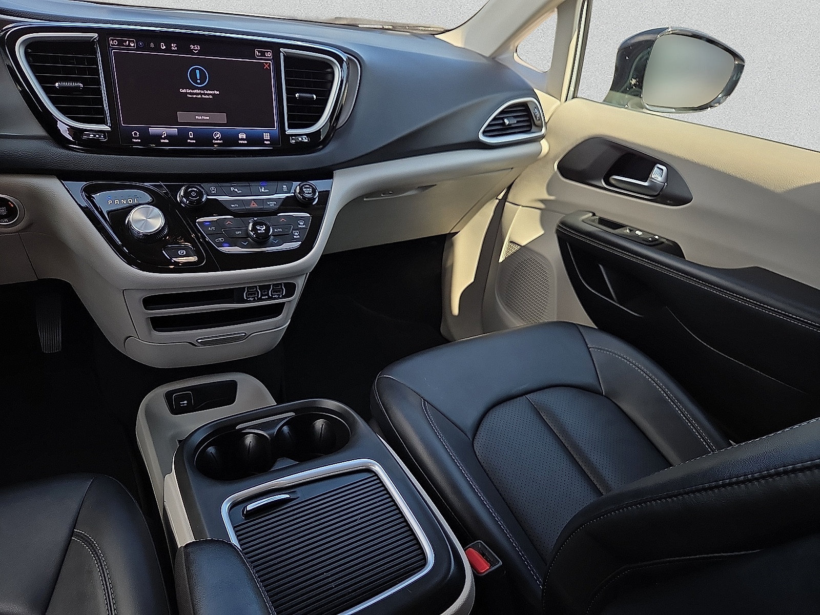 Used 2024 Chrysler Pacifica Touring-L FWD image 13