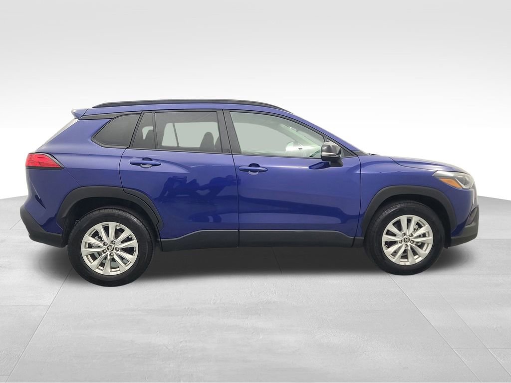 Used 2025 Toyota Corolla Cross LE image 4