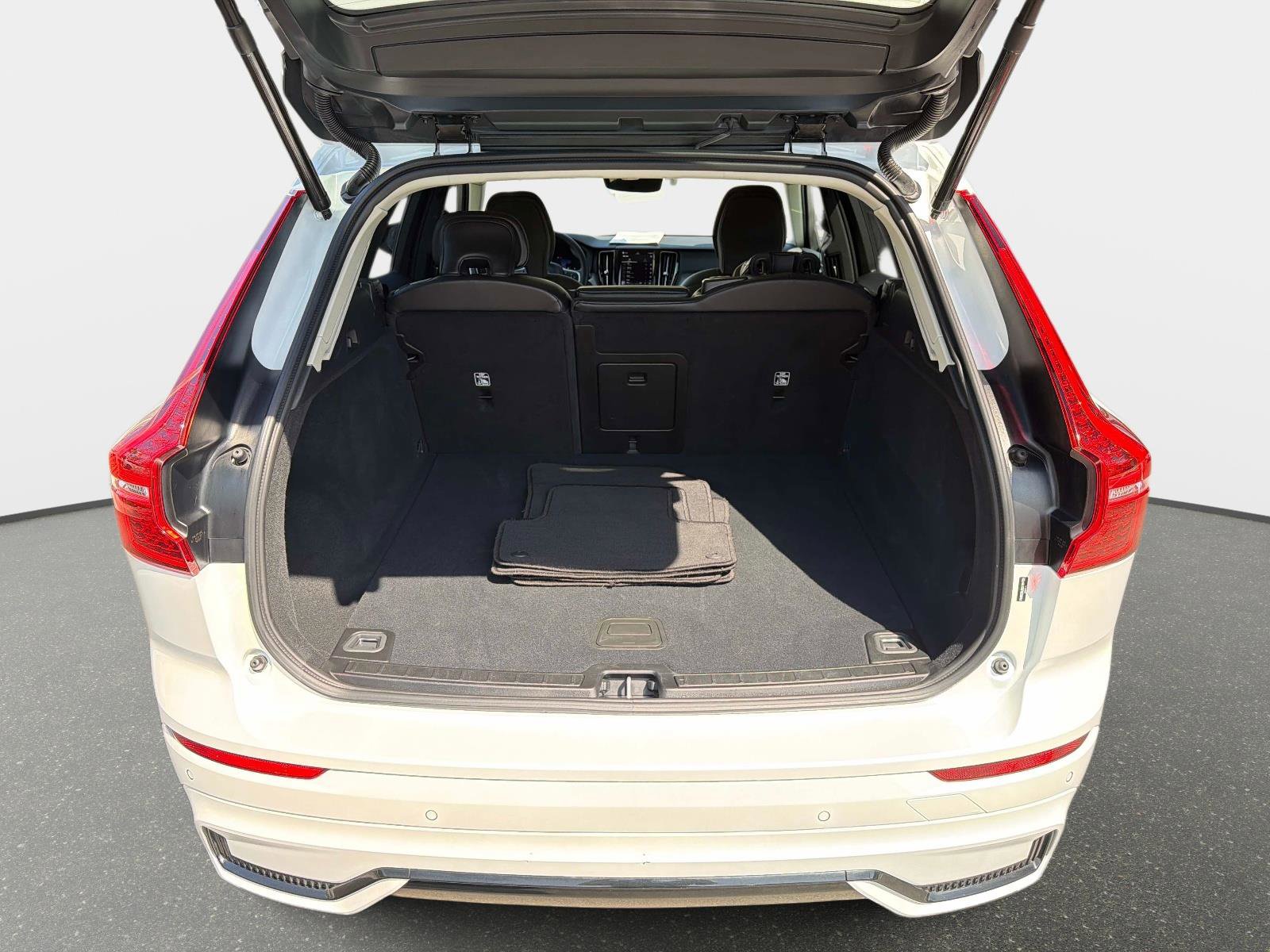 Certified 2025 Volvo XC60 B5 Core image 11