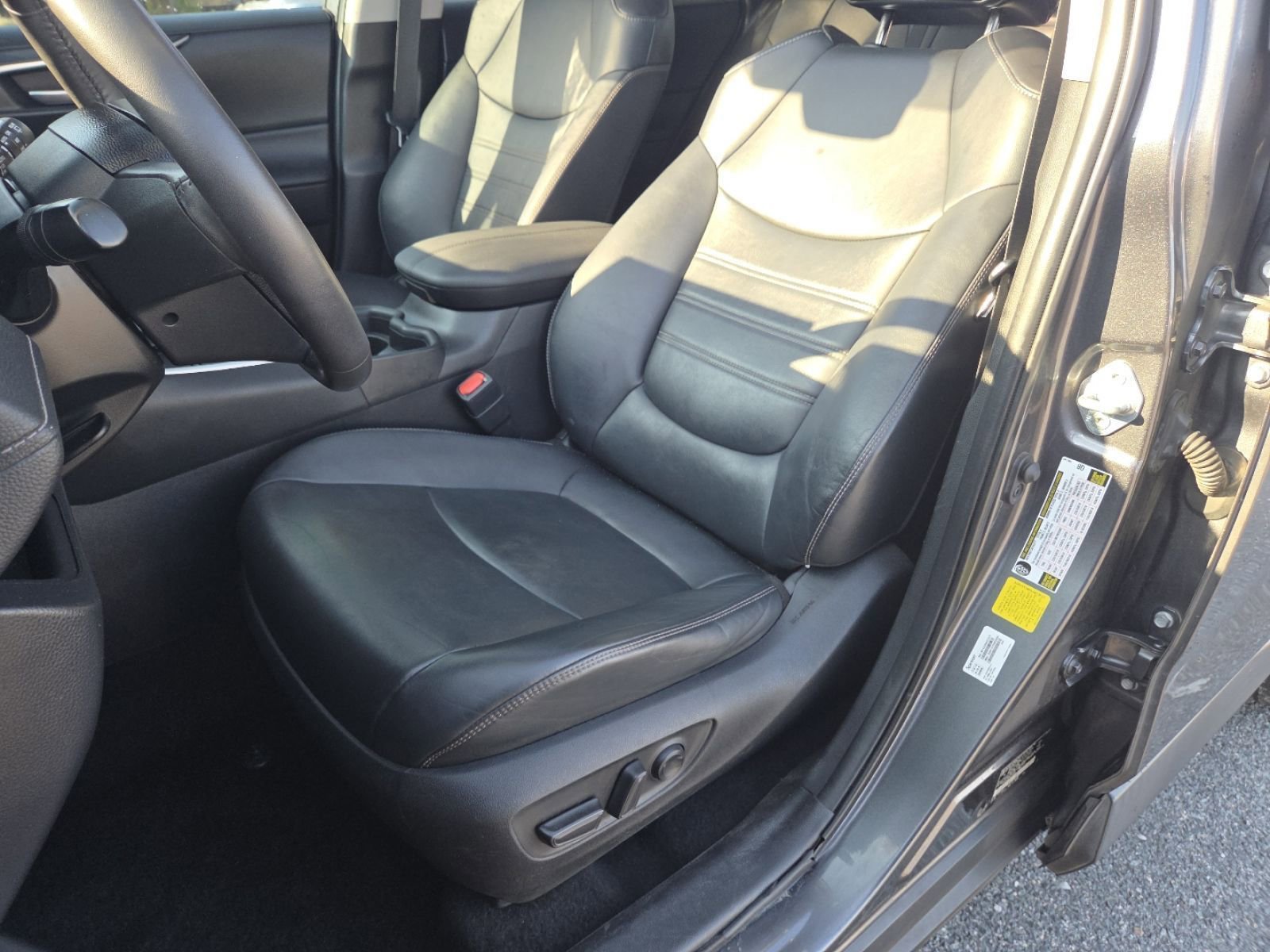 Used 2021 Toyota RAV4 XLE Premium image 26