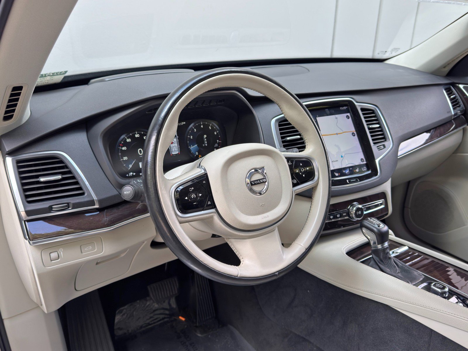 Used 2019 Volvo XC90 T6 Momentum w/ Advanced Package AWD/4WD image 12