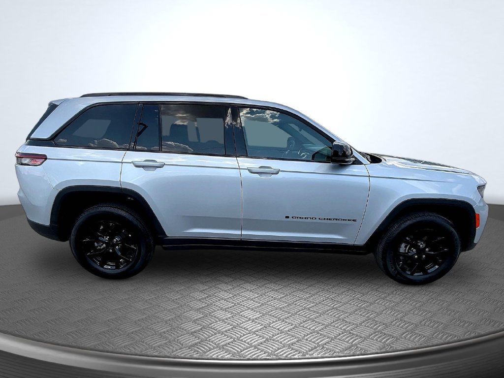 Used 2025 Jeep Grand Cherokee Altitude AWD/4WD image 4