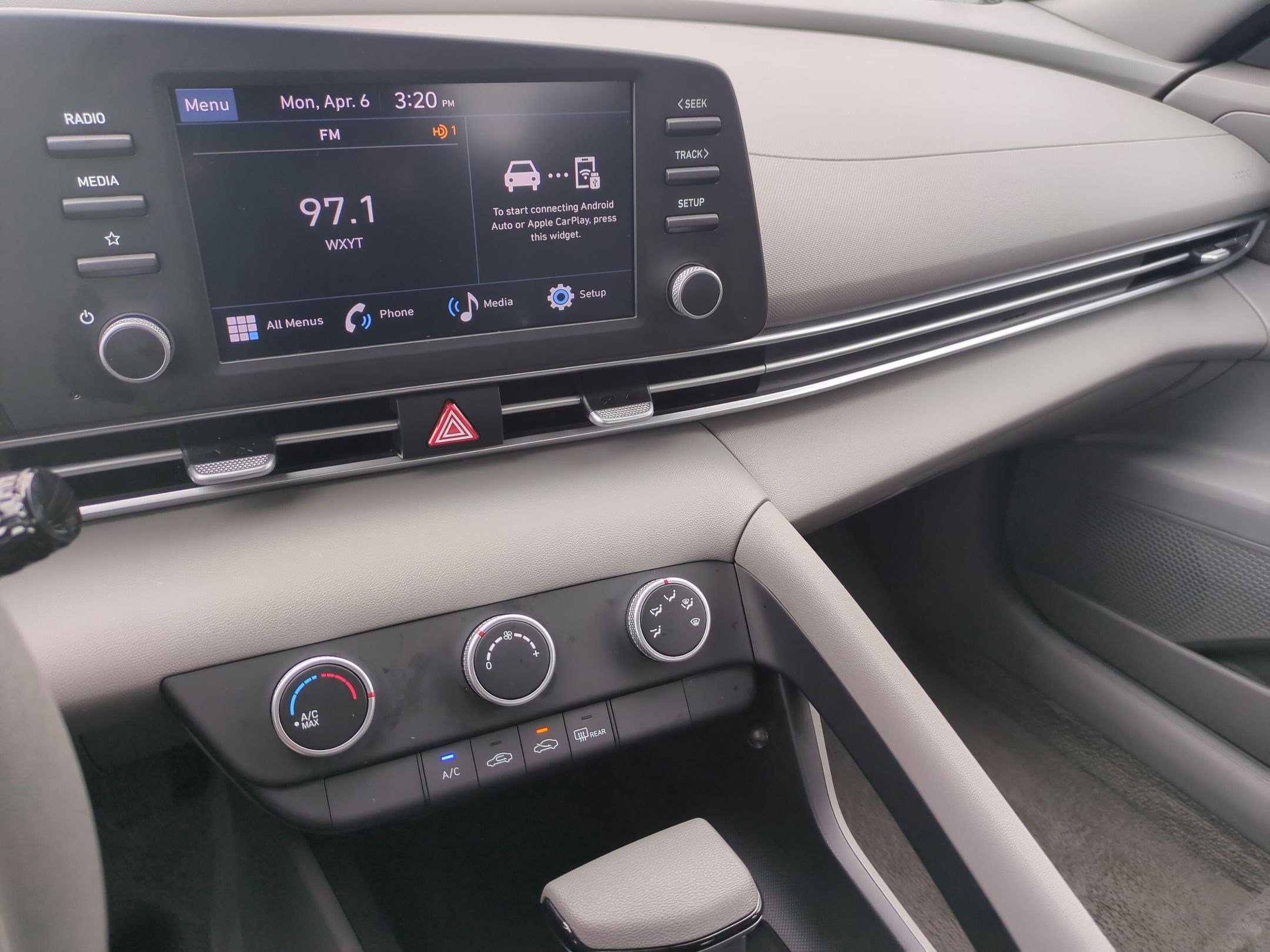 Certified 2024 Hyundai Elantra SE FWD image 11