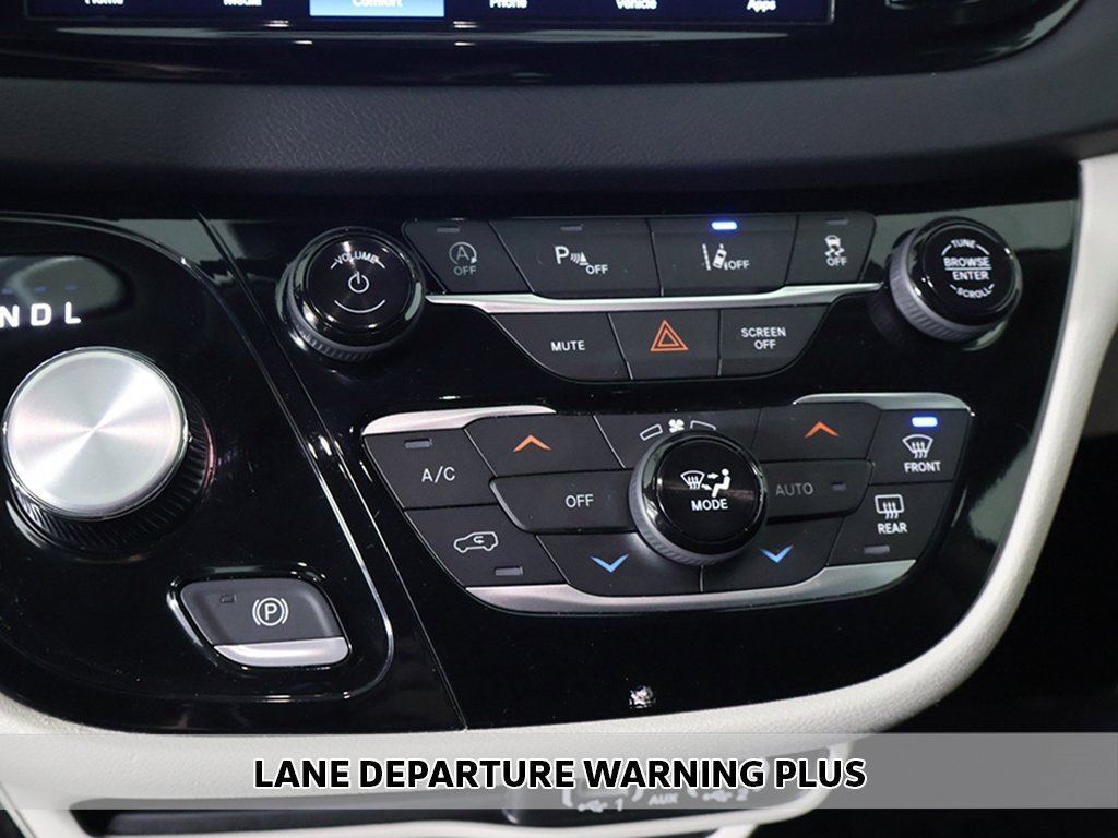 Used 2024 Chrysler Pacifica Touring-L image 5