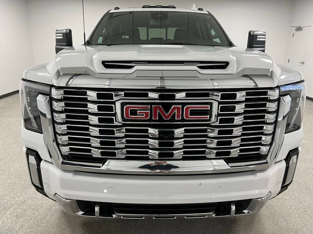 Used 2024 GMC Sierra 3500 Denali image 3