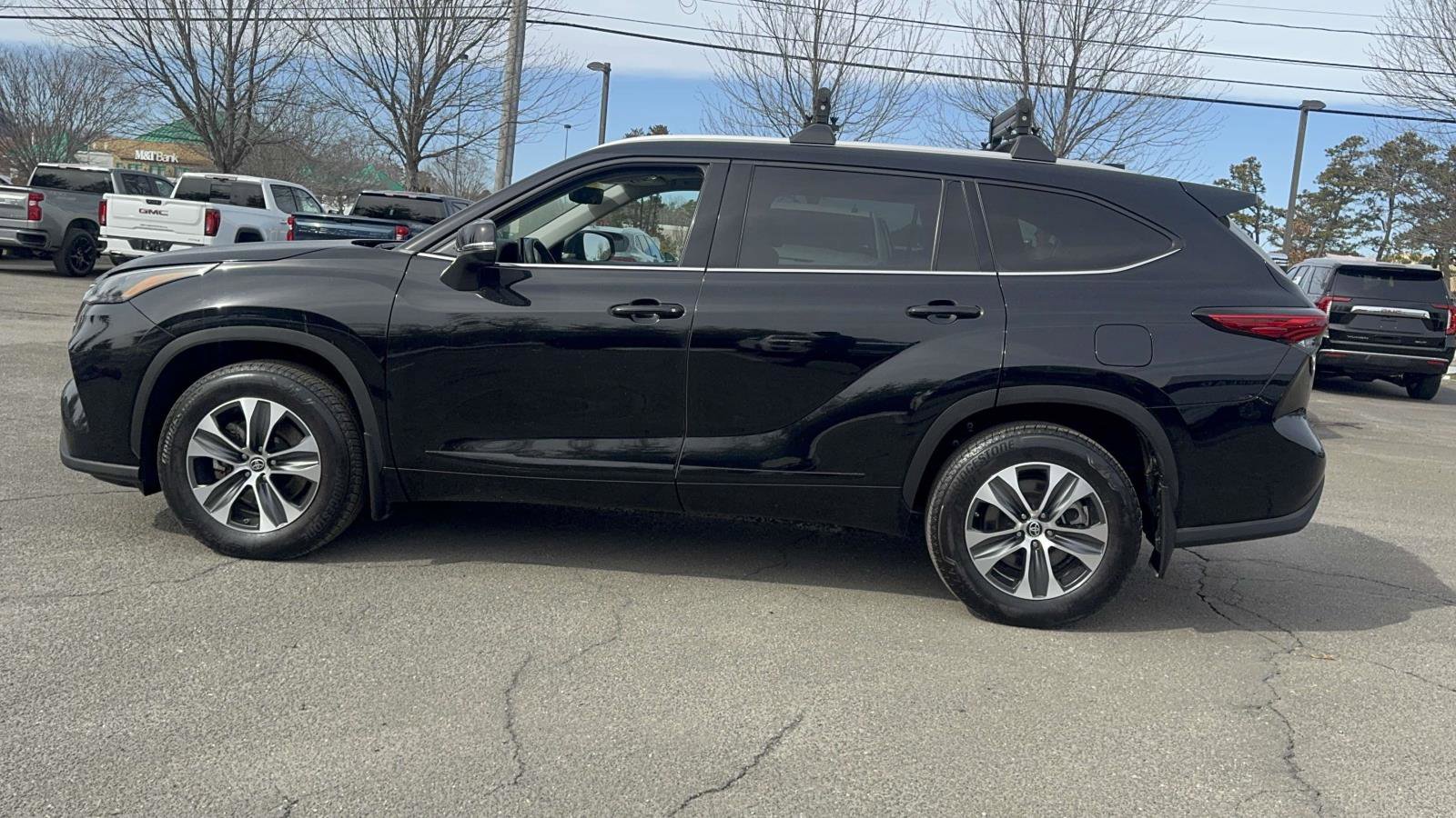 Used 2022 Toyota Highlander XLE AWD/4WD image 4