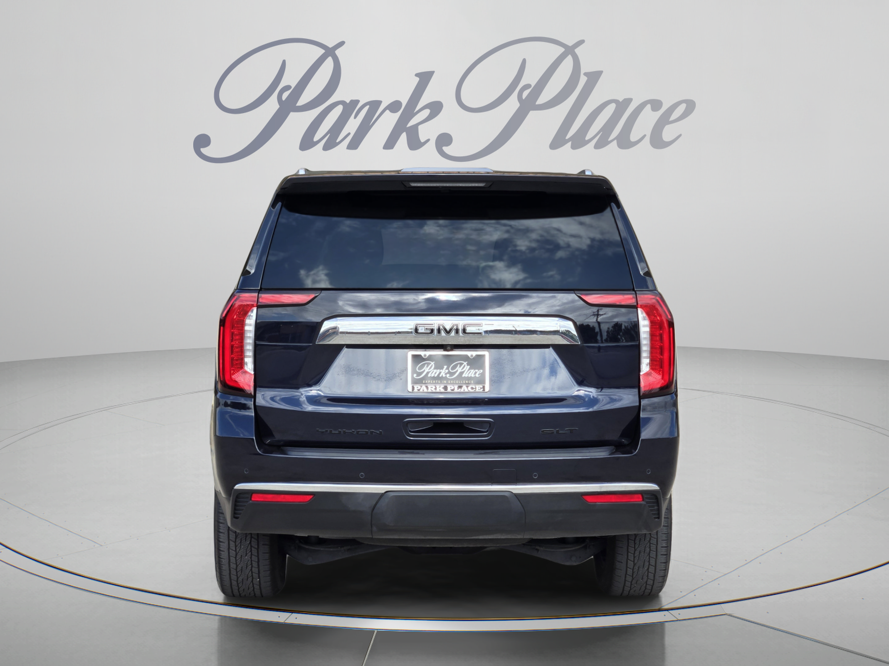 Used 2024 GMC Yukon XL SLT w/ SLT Premium Package AWD/4WD image 4