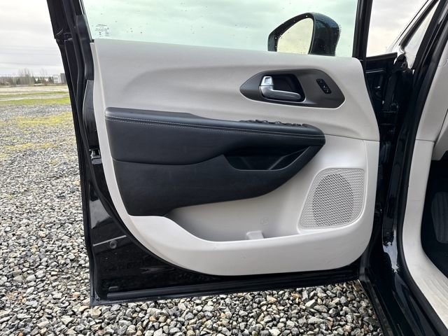 Used 2024 Chrysler Pacifica Touring-L image 16