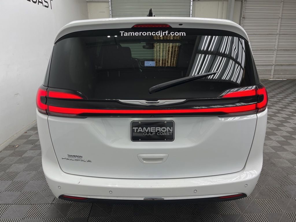 Used 2024 Chrysler Pacifica Touring-L FWD image 10