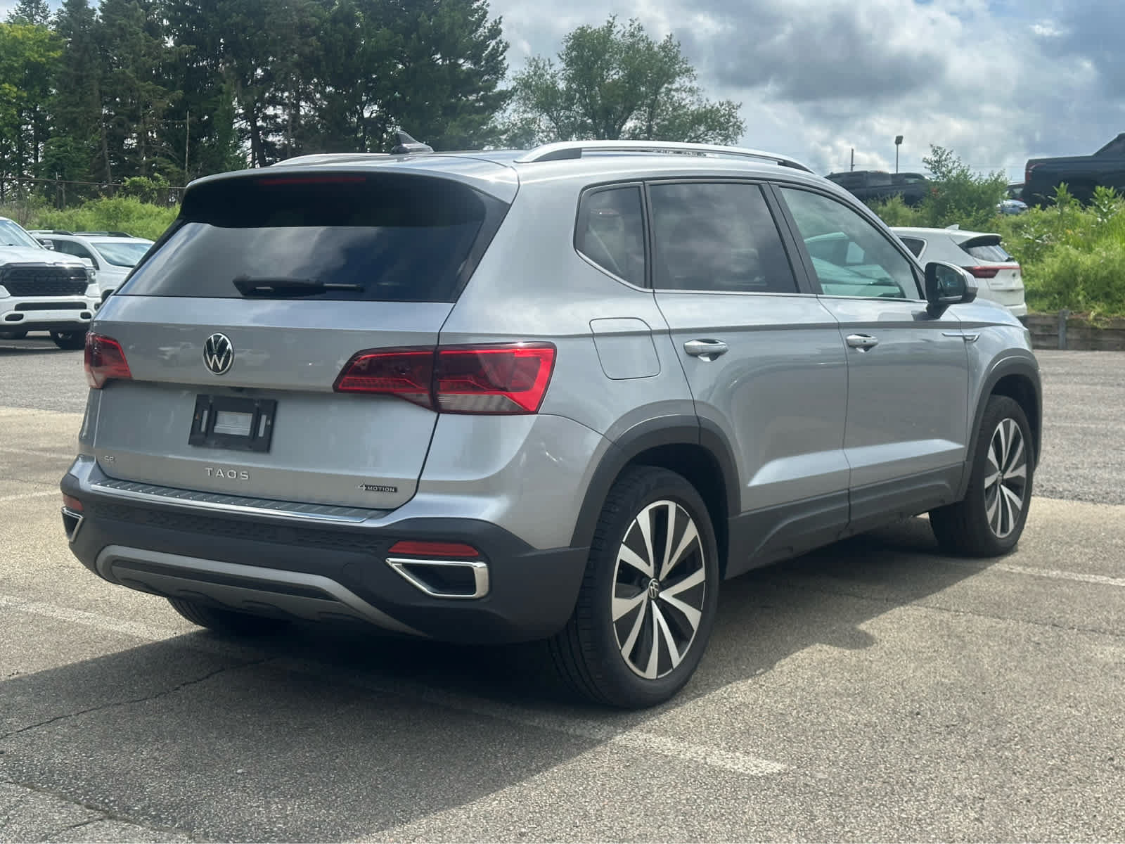 Used 2023 Volkswagen Taos SE w/ Panoramic Sunroof Package AWD/4WD image 7